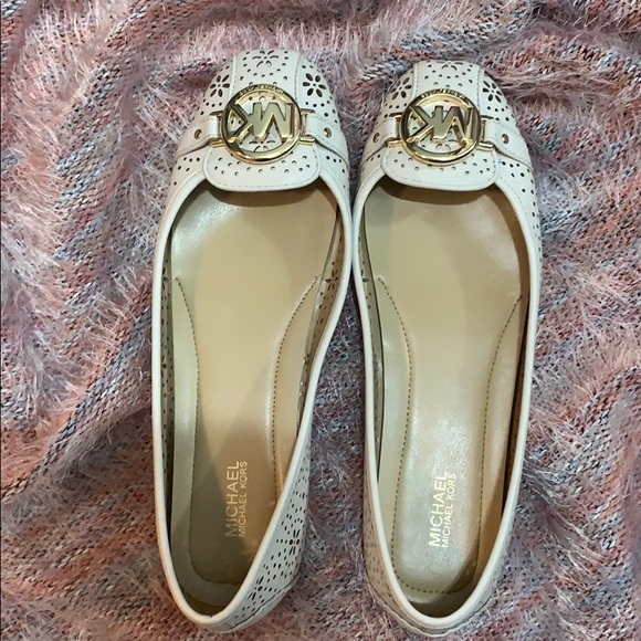 Flat shoes - Picture 1 of 5